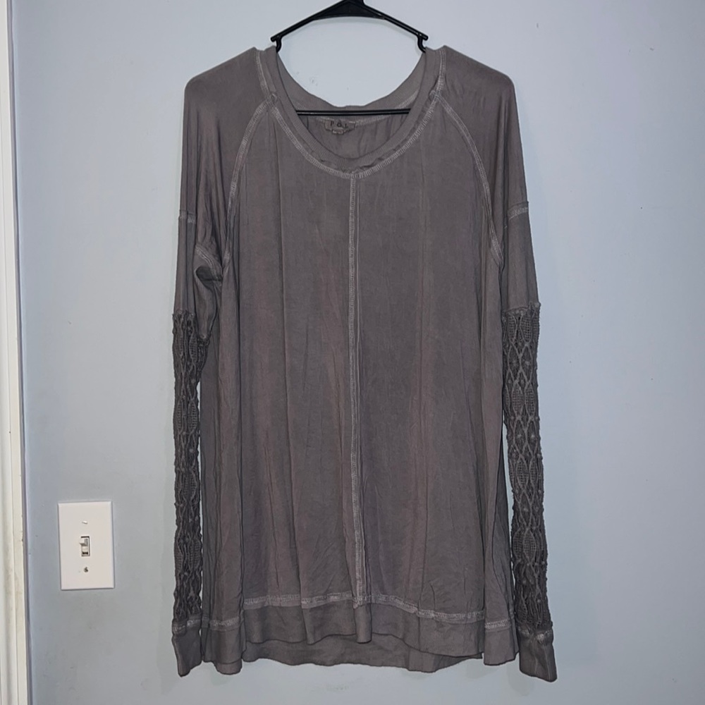 Long-sleeved Tunic w/ lace sleeves
